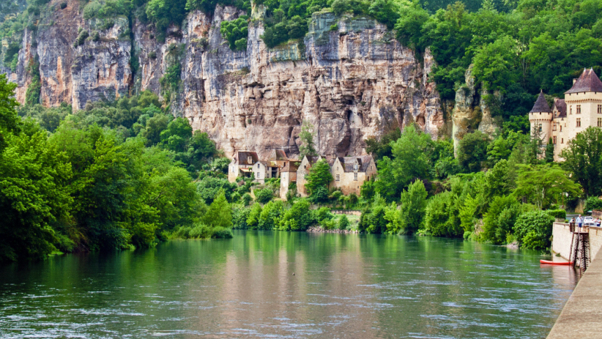 Image d'illustration de l'actualité « L'économie florissante de la Dordogne : Un mélange harmonieux entre tradition et innovation »