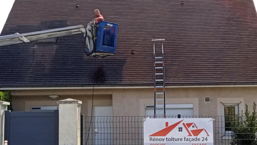 Démousser sa toiture, pourquoi est-ce si important ?